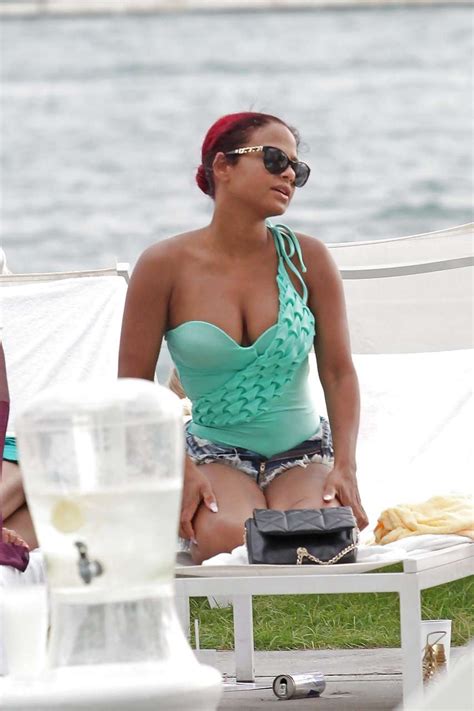 Christina milian zeigt große Brüste und sexy Körper im Bikini Porno