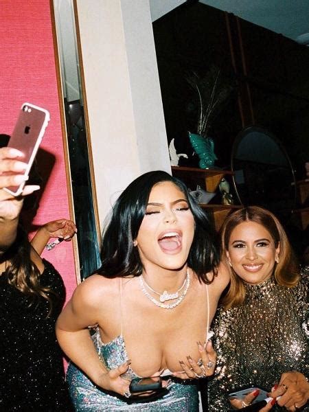 Kylie Jenner Posta Fotos Ousadas Do R Veillon