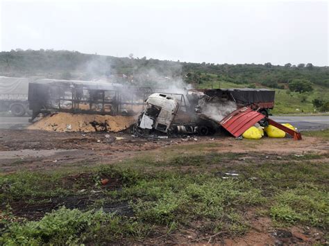 Vídeo 2 carretas pegam fogo após colisão na BR 242 em Boa Vista do