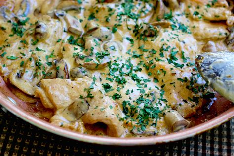 Chicken Breast with Mushroom Sauce Pechuga con Salsa de Champiñones