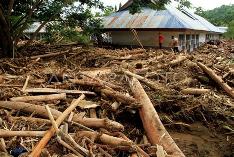 Banjir Bandang Terjang Sekolah Antara Foto