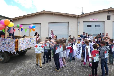 Les élèves de l école fêtent carnaval en retard