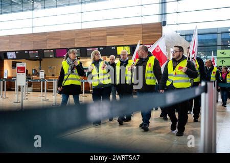 Kundgebung Im Terminal Des Flughafen Warnstreik Der Gewerkschaft Ver