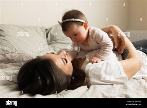 Maman Et Fille Au Lit Banque D Image Et Photos Alamy