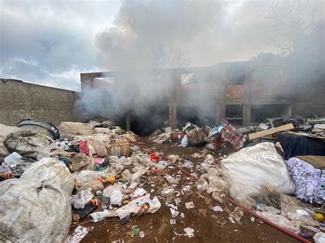 Depósito de recicláveis pega fogo em Conselheiro Lafaiete TVJF