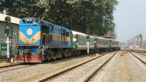 ছয কচর আনতনগর টরন Banglabandha Express Entering Parbatipur