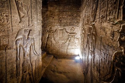 O templo de edfu é um templo egípcio localizado na margem oeste do nilo