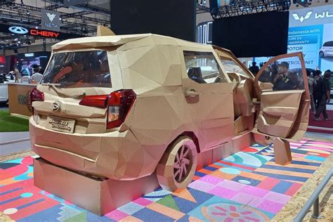 Foto Melihat Dari Dekat Daihatsu Sigra Kardus Di GIIAS 2024 Halaman 2