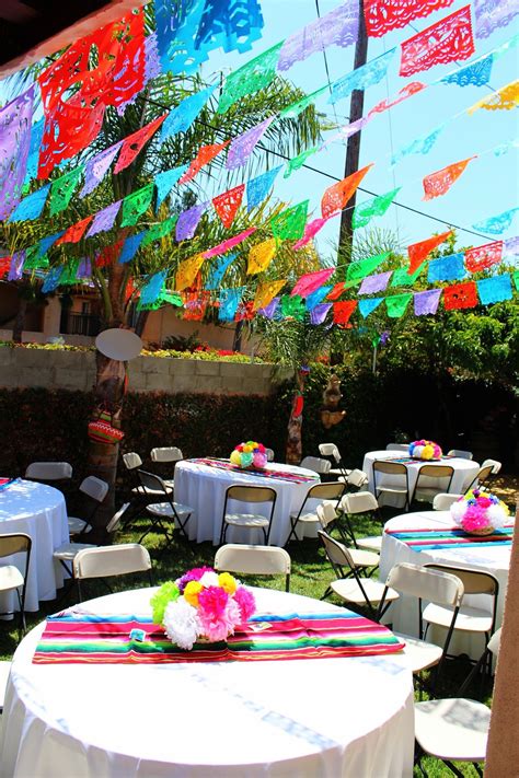 Caminos de mesa para fiesta Mexicana de rayas con colores eléctricos