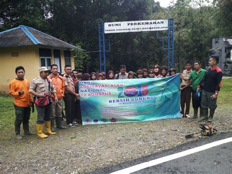 Peringatan Hari Konservasi Alam Nasional Bersih Gunung Obyek Wisata