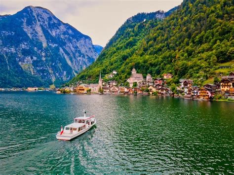 Linda aldeia montanhosa hallstatt na região dos alpes austríacos