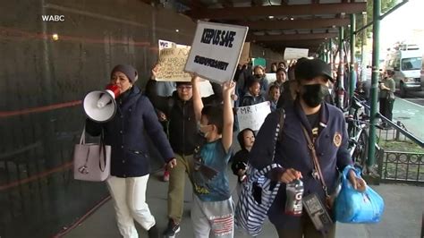 Video Migrant Crisis Protests In Nyc Abc News