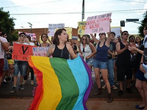 A REDAÇÃO ONIX DANCE GRUPO FAZ BEIJAÇO EM BAR QUE EXPULSOU CASAL POR BEIJO GAY EM SP
