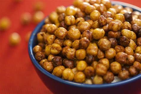 Crunchy Roasted Chickpeas | The Saucy Spork