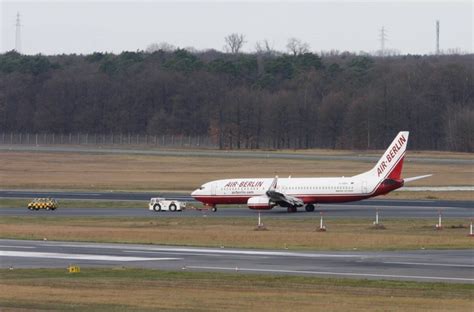 boeing notlandung mit geplatzem reifen bz die stimme berlins