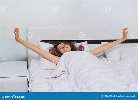 Tien Meisje Wakker Wordt S Morgens Op Kussen In Bed Met Open Armen