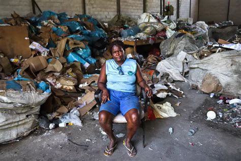 Gramacho a cidade do lixo parada no tempo a 30 quilômetros da praia de