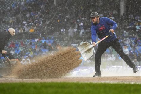 Dodgers infielders struggle with rain-soaked conditions in loss to Cubs