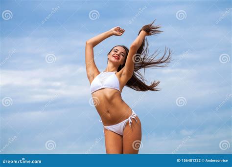 Mujer Sexy En Bikini Blanco Con Fondo Azul Foto De Archivo Imagen De Hembra Sonrisa