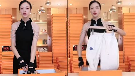 Viral Chinese Live Streamer Who Spends Only 3 Secs Promoting Each Product Earns S 18 7mil In 7