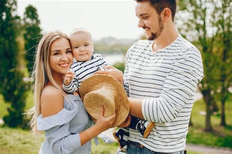 Eine Junge Und Sch Ne Blonde Mutter In Einem Blauen Kleid Zusammen Mit Ihrem Gutaussehenden