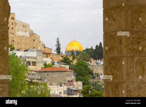 Una Vista De La C Pula De La Roca En El Monte Del Templo En Jerusal N