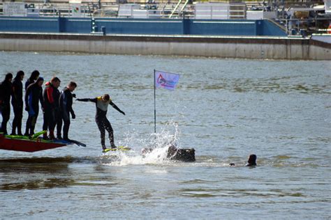 Wiesbadenaktuell Ab Ins Wasser Taucher Gehen Auf Rhein Tour