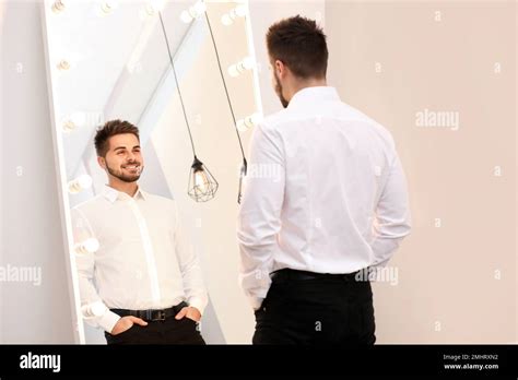 Homme Qui Se Regarde Dans Le Miroir Banque De Photographies Et Dimages