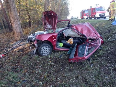 Powa Ny Wypadek Pod Grodziskiem Wielkopolskim Samoch D Uderzy W