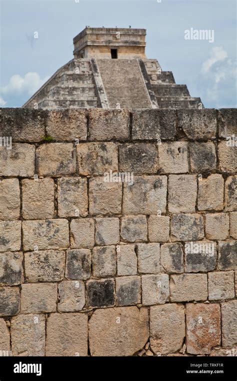 Vista Pir Mide El Castillo Desde El Juego De Pelota Yacimiento