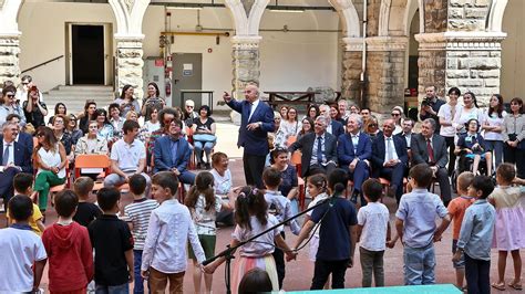 Svolta Del Comune Di Trieste Il Sindaco Dipiazza Dice S Alla Statua