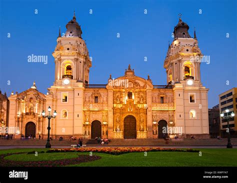 La Basílica Catedral de Lima al atardecer es una catedral Católica