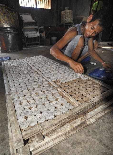 Produksi Kerupuk Menurun Antara Foto