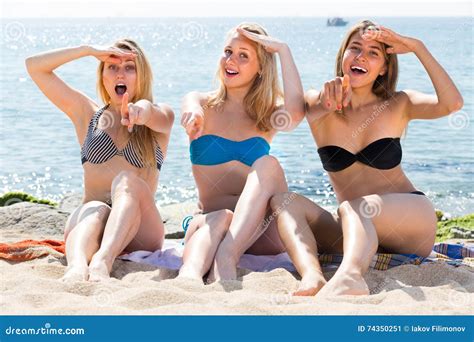 Trois Jeunes Femmes Dans Le Bikini Sur La Plage Sablonneuse Image Stock Image Du Saison Repos