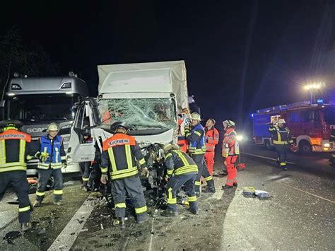 Auffahrunfall Mit Mehreren LKW Auf Der Autobahn A 3