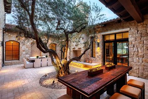 House With Courtyard In Middle - House Decor Concept Ideas