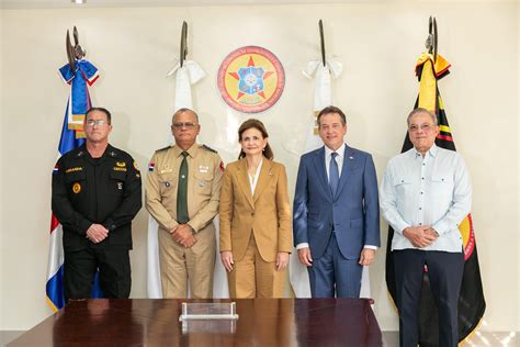 Vicepresidenta Raquel Peña encabeza entrega de 13 camionetas al Ceccom