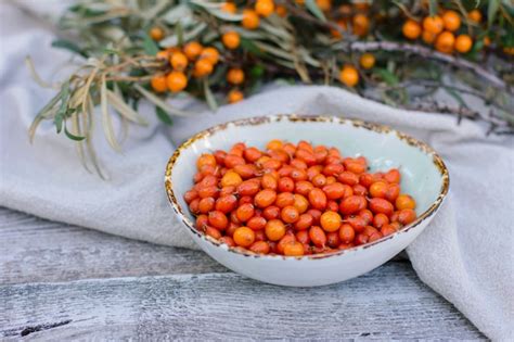 Bayas De Espino Amarillo En Un Plato Sobre Un Fondo Claro Aceite De