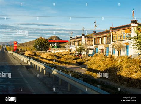 Tibet Der Friendship Highway Stock Photo Alamy