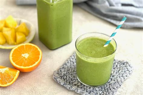 Batido verde con espinacas plátano piña y jugo de naranja