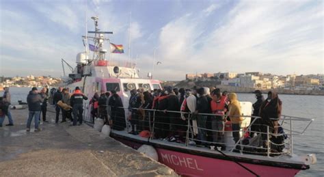 Lampedusa Sbarchi In Ore Nell Hotspot La Capienza Stata