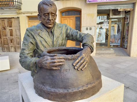 Utiel recibe la donación de Serratilla de una escultura homenaje a la