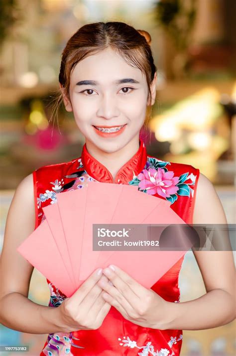 Happy Chinese New Yearasian Girls Showing Red Envelopes For Chinese New