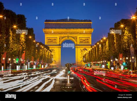 Entlang champs elysees Fotos und Bildmaterial in hoher Auflösung Alamy