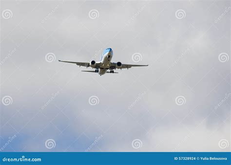 Aeroplano En El Cielo Imagen De Archivo Editorial Imagen De Nublado