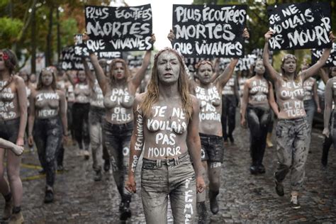 Manifestation de Femen au cimetière du Montparnasse pour dénoncer les