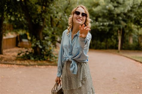 Jolie Femme Souriante Blonde Qui Marche Dans Le Parc En Tenue élégante Photo Gratuite