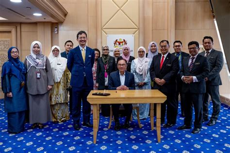 PM ANWAR'S SIGNING CEREMONY OF BELANJAWAN 2024 OFFICIAL DOCUMENT AT THE MINISTRY OF FINANCE ...