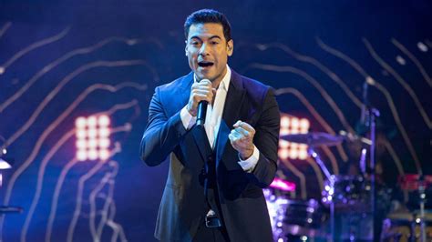 Carlos Rivera Sufre Atropellado Gesto De Una Fan Casi Lo Tacklea En