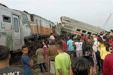 Kecelakaan KA Turangga Dan Commuter Line Bandung Raya Penumpang Bahu